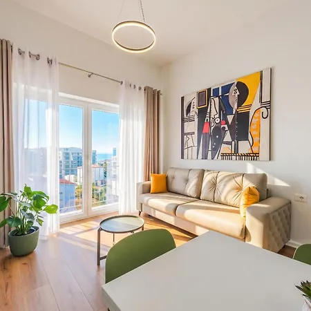 8th Floor Apartments, Appartement *