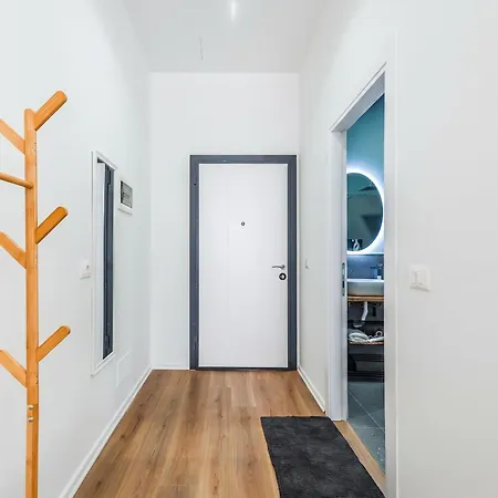 8th Floor Apartments, Appartement *