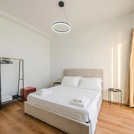 8th Floor Apartments, Appartement *