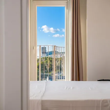 8th Floor Apartments, Appartement *