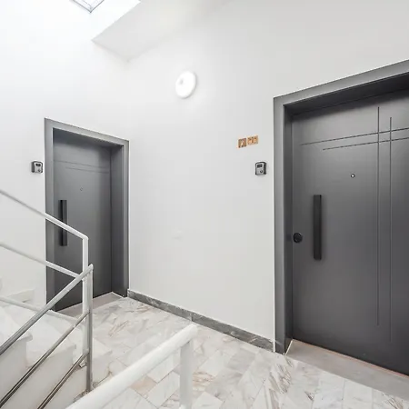 8th Floor Apartments, Appartement *