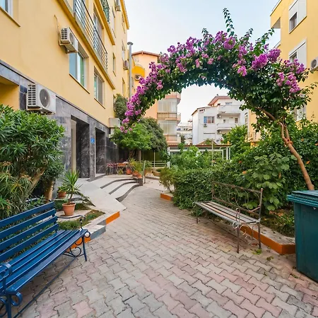 8th Floor Apartments, Appartement