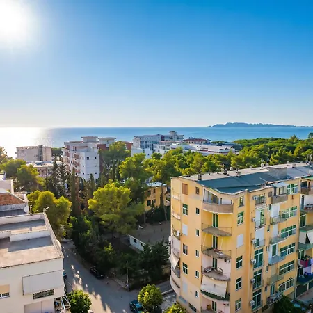 8th Floor Apartments, Appartement *